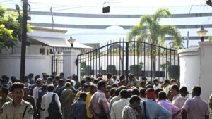 राज्यातील भूमी अभिलेख कर्मचाऱ्यांचे तांत्रिक वेतनश्रेणीच्या मागणीसाठी काम बंद आंदोलन सुरू. सरकारी दिरंगाईविरोधात आंदोलनाला राजपत्रित संघटनेचा पाठिंबा.