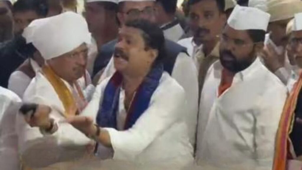 पुण्यात संत ज्ञानेश्वर पालखीदरम्यान आळंदी संस्थेचे विश्वस्त निरंजन नाथ