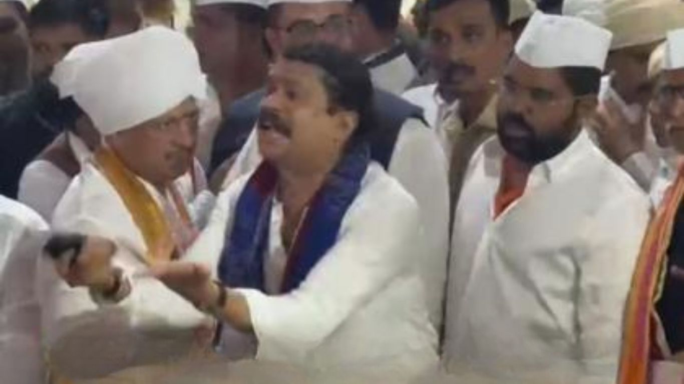 पुण्यात संत ज्ञानेश्वर पालखीदरम्यान आळंदी संस्थेचे विश्वस्त निरंजन नाथ