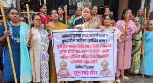 वादग्रस्त भाजप नेत्यांच्या अटकेसाठी महिलांचा रस्त्यावर एल्गार..गुलाबो गँगचे "जोडे मारो" आंदोलन!