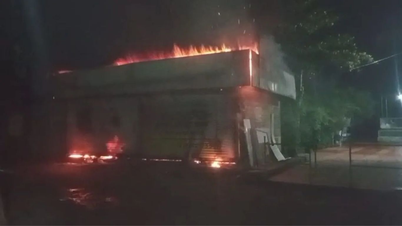 कराड शहरातील शनिवार पेठेतील खाजा खिजर दर्गा परिसरात सोमवारी मध्यरात्री साडेएकच्या सुमारास भीषण आग