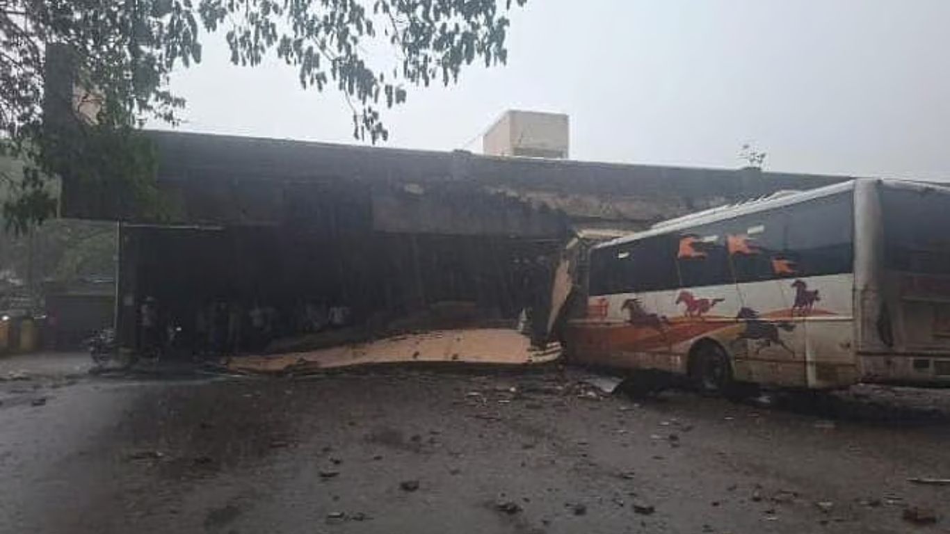 सिन्नर बस स्थानक छत कोसळले