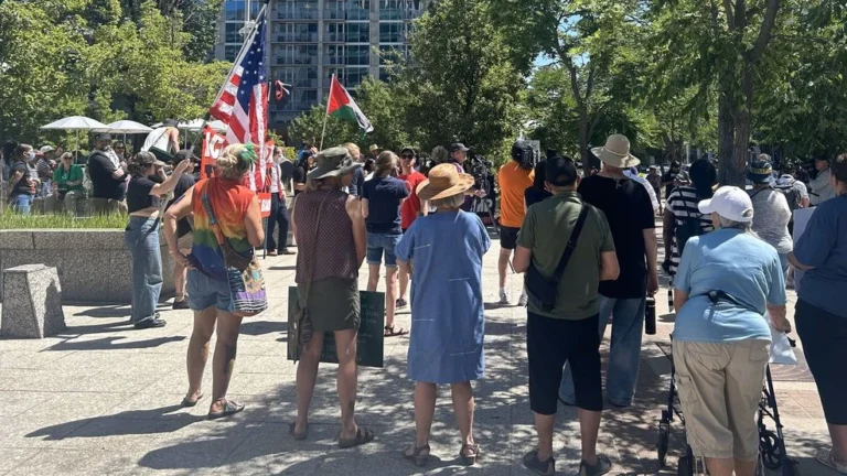 लॉस एंजलीस मध्ये लष्करी उठावावरपालिकेचे आदेश – फेडरल न्यायाधीशाचा न्यूजॉमच्या याचिकेवर फेटाळ