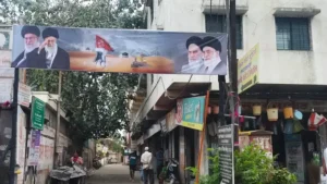 पुण्यात इराणचे झेंडे आणि अध्यक्ष खामेनेई यांचे फ्लेक्स झळकले