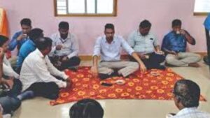 जिल्हाधिकाऱ्यांचा सफाई कर्मचाऱ्यांच्या घरी अल्पोपहार