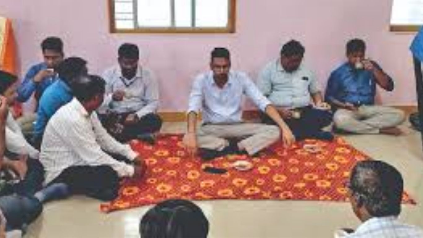 जिल्हाधिकाऱ्यांचा सफाई कर्मचाऱ्यांच्या घरी अल्पोपहार