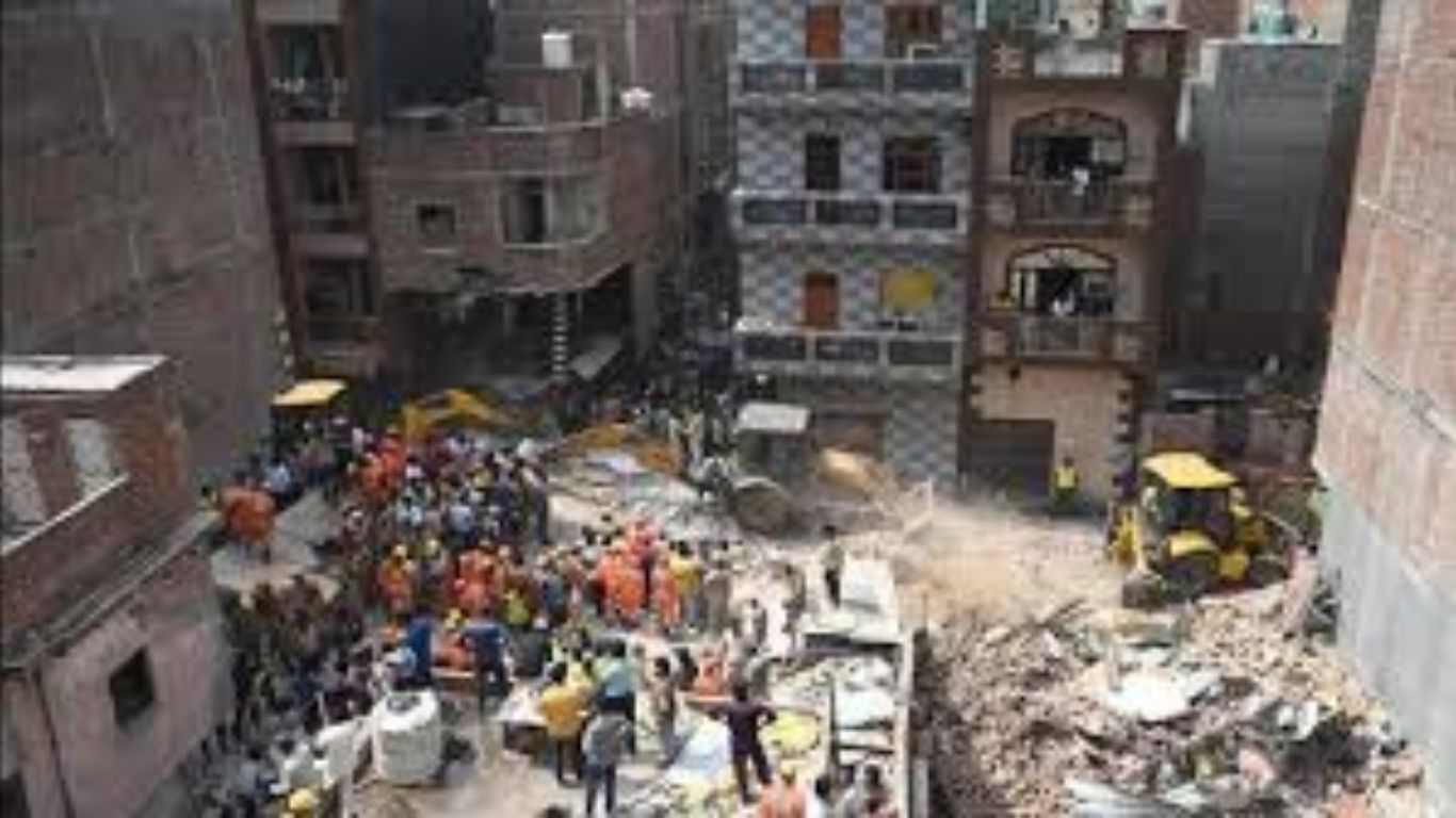 दिल्लीत चार मजली इमारत कोसळली; १२ जण ढिगाऱ्याखाली अडकल्याची भीती