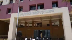 शिरूर तहसील कार्यालयात तक्रारदारास दमदाटी