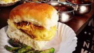 लोणावळा वडापाव घोटाळा – पर्यटकांच्या आरोग्याशी खेळ!