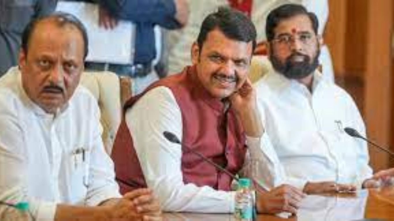 देवेंद्र फडणवीस, अजित पवार यांची शिर्डी व पुरंदर विमानतळ प्रकल्पांची आढावा बैठक