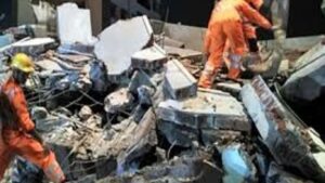 वांद्रे मुंबईत सिलेंडरचा स्फोट, तीन मजली चाळ कोसळली