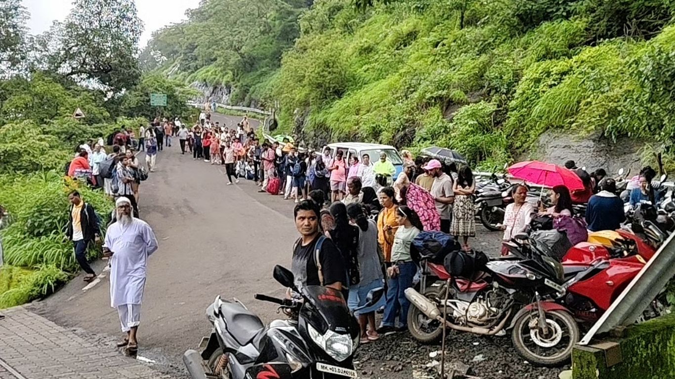 माथेरान पर्यटन ठप्प; पोलिसांच्या कारवाईमुळे पर्यटक अडकले, टॅक्सी सेवा ठप्प
