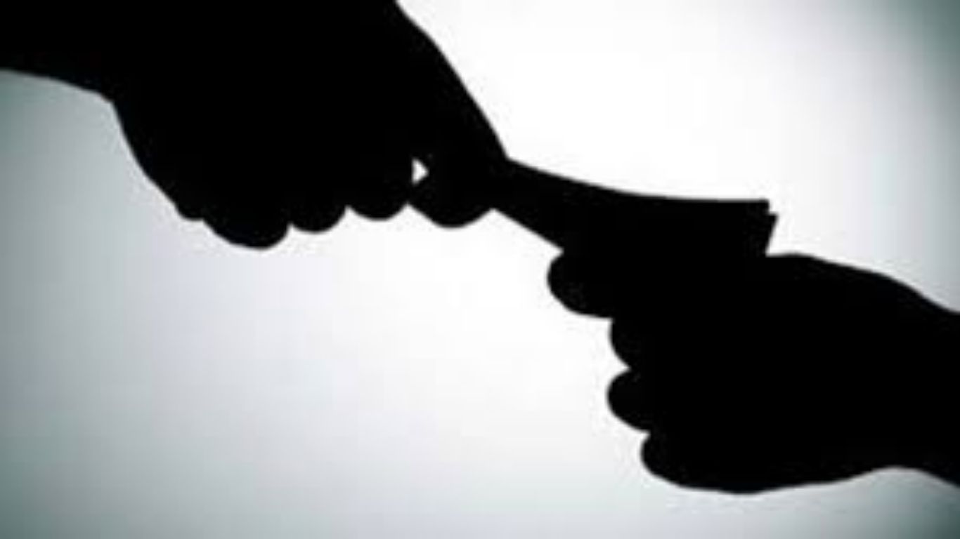 पुणे दौंडमध्ये ३.५० लाखांची लाच मागणाऱ्या नगररचना सहाय्यकावर गुन्हा दाखल