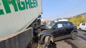 पुणे-सातारा महामार्गावर भीषण अपघात: कंटेनरने पाच वाहनांना दिली धडक, 7 जखमी