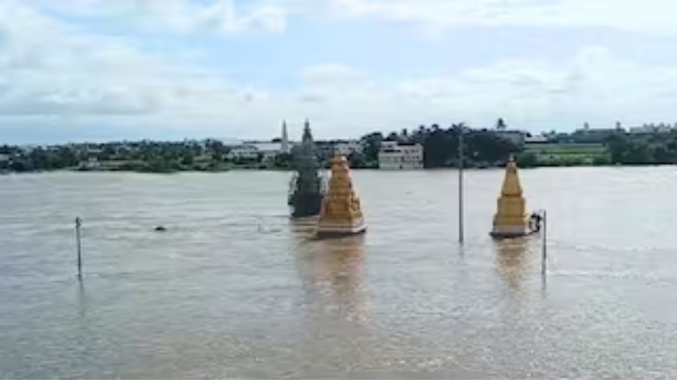 पंढरपूर चंद्रभागा नदीला पूराचा इशारा; सलग तिसऱ्या दिवशी पाणी पातळी वाढली, प्रशासन सतर्क