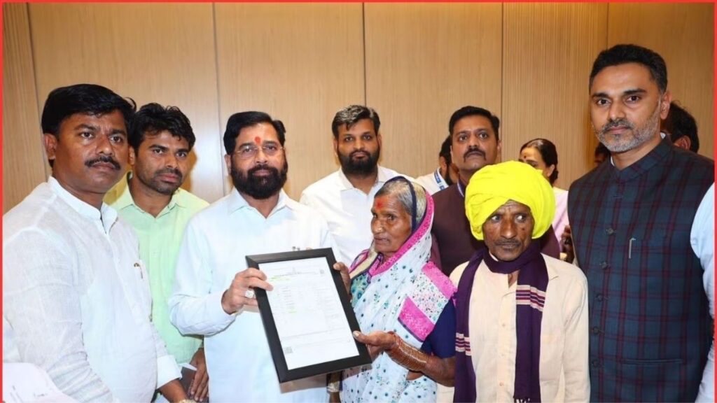 51 गुंठे जमीन, 12 वर्षांचा संघर्ष आणि सरोदे कुटुंब जिंकलं, खुद्द उपमुख्यमंत्री शिंदेंच्या हस्ते मिळाला सातबारा!