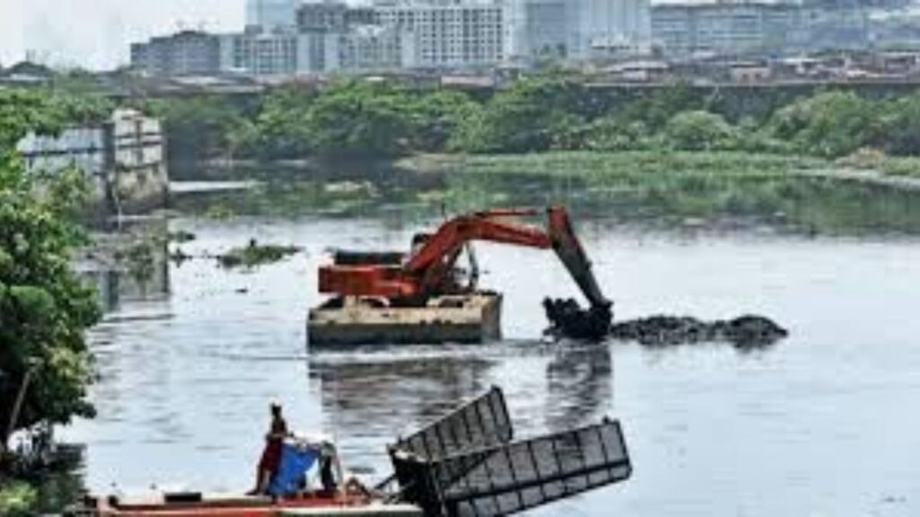 मिठी नदीत ७६% काम झाल्यावर थांबले, नव्या निविदेची शक्यता