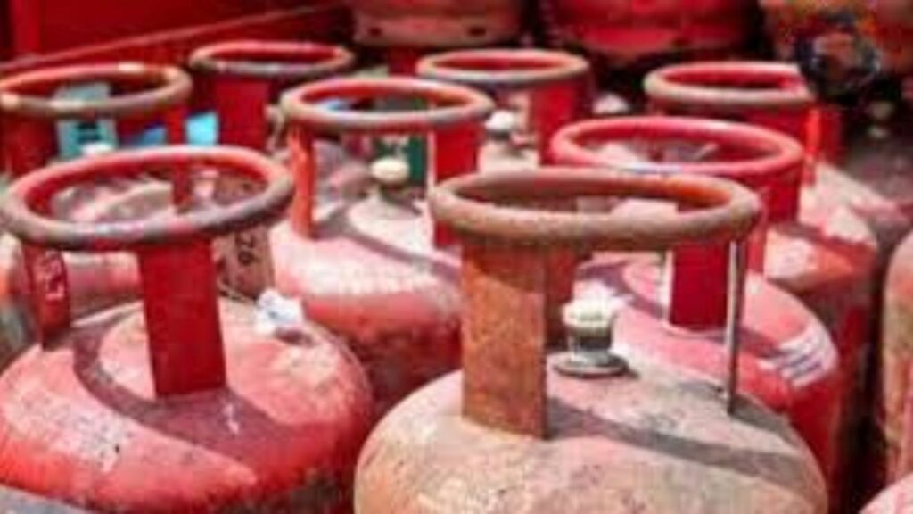 पुण्याच्या बालेवाडीमध्ये एका गॅस सेंटरमध्ये घरगुती गॅस सिलेंडरमधून अवैधपणे रिफिलिंग केल्याचा प्रकार उघड.