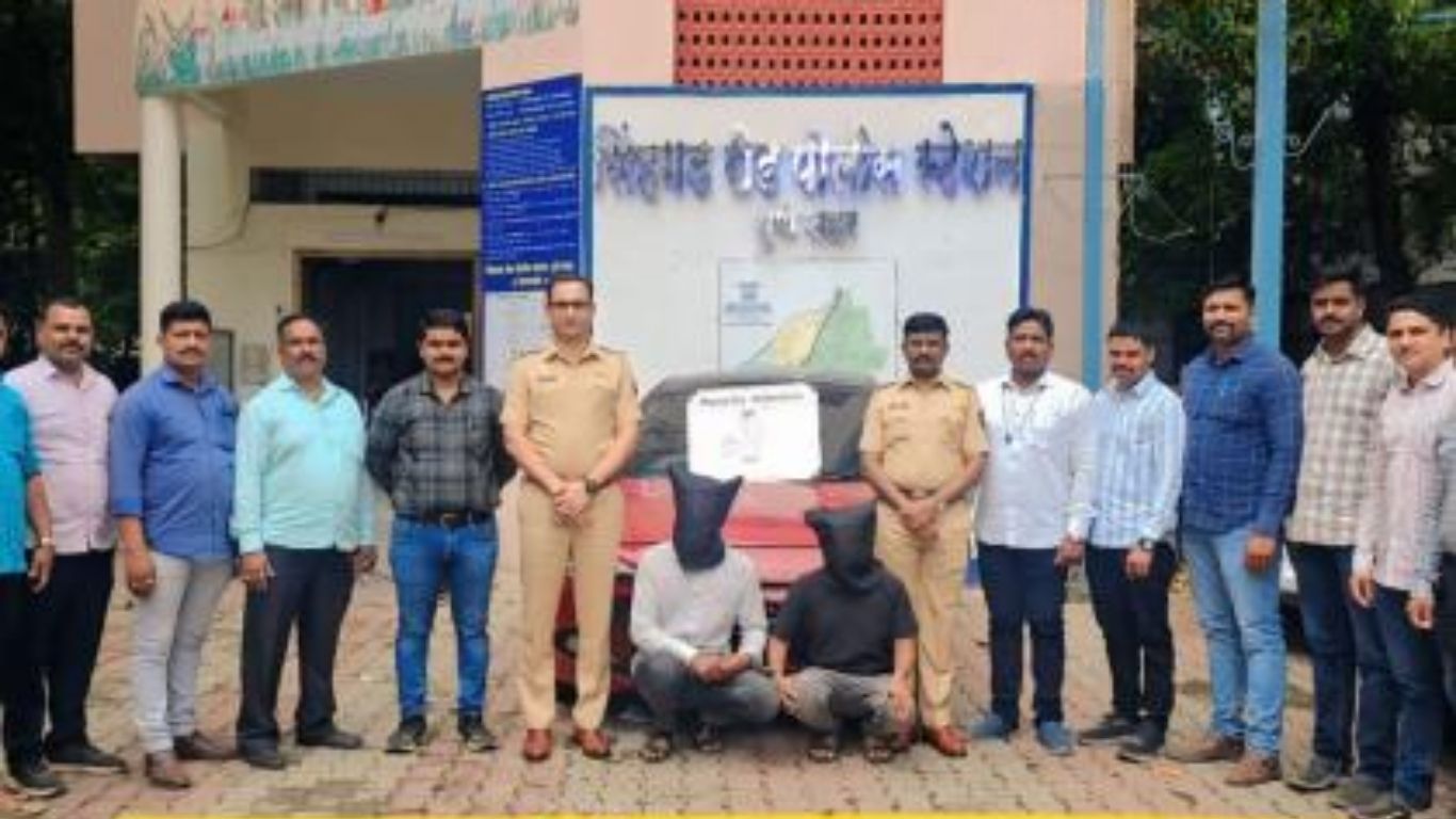 पुणे–बंगळुरू महामार्गावर प्रवाशांना कारमध्ये जबरदस्तीने बसवून लुट करणाऱ्या दोघा आरोपींना अटक