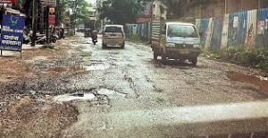 भवानी पेठमधील खराब रस्त्यांवर मनसेने रांगोळी व फुलांची माळ घालून निषेध व्यक्त केला,