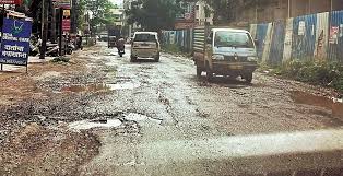 भवानी पेठमधील खराब रस्त्यांवर मनसेने रांगोळी व फुलांची माळ घालून निषेध व्यक्त केला,