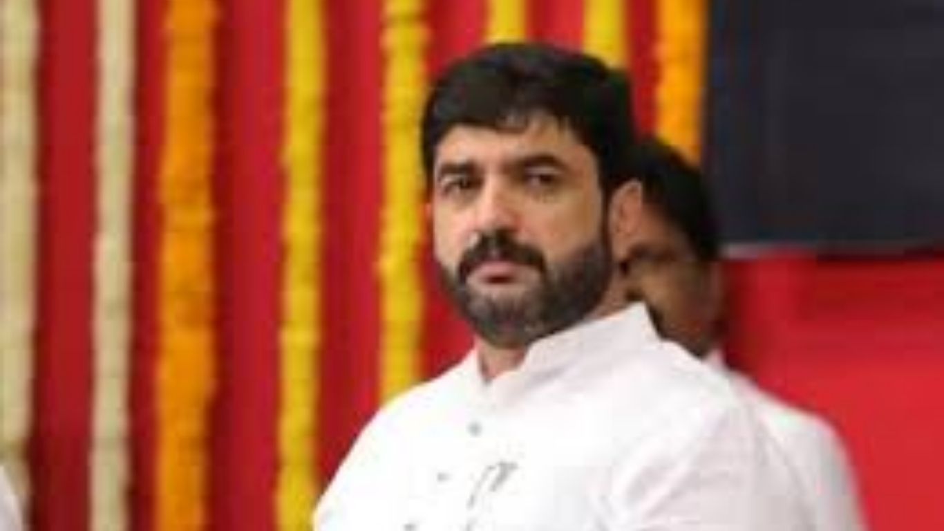पुणे विमानतळावर अजूनही बिबट्याचा वावर; पक्षी व भटक्या कुत्र्यांचा त्रास वाढतो, सुरक्षेचा प्रश्न निर्माण
