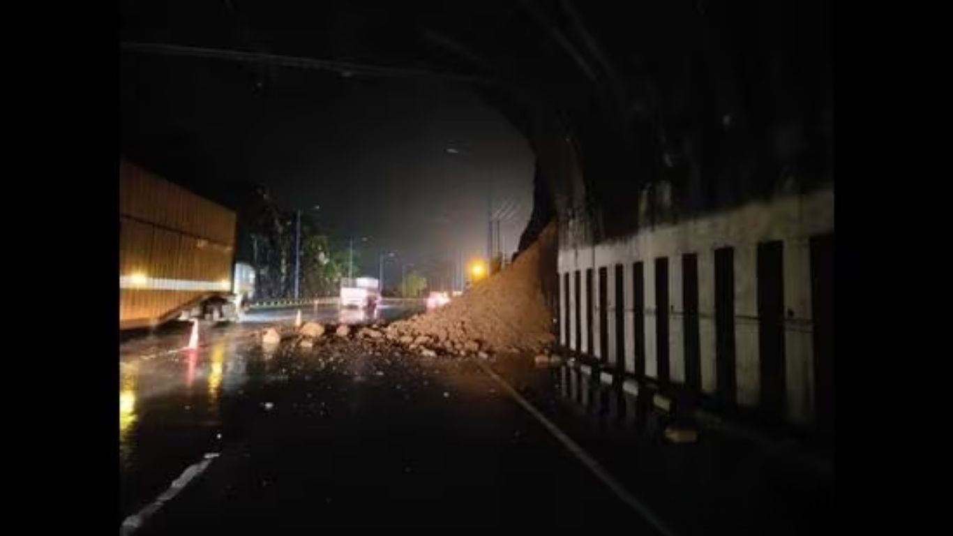 मुंबई-पुणे एक्सप्रेस वेवर दरड कोसळली; वाहतूक ठप्प, रायगडसह राज्यात रेड अलर्ट