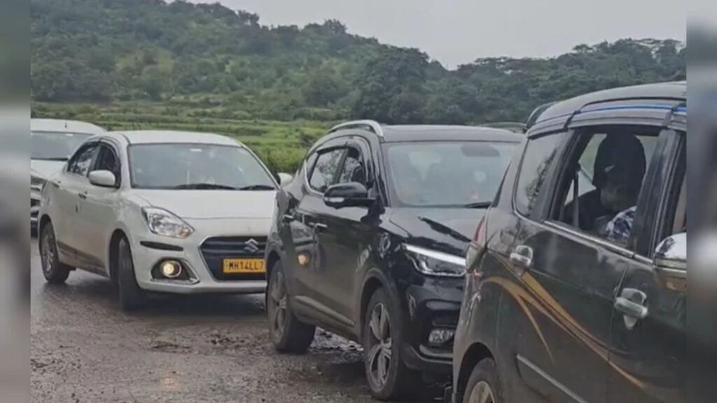 सलग सुट्ट्यांचा परिणाम: वेरूळ लेणी आणि भिमाशंकर भाविकांनी फुल्ल, वाहतूक कोंडीमुळे पर्यटक त्रस्त