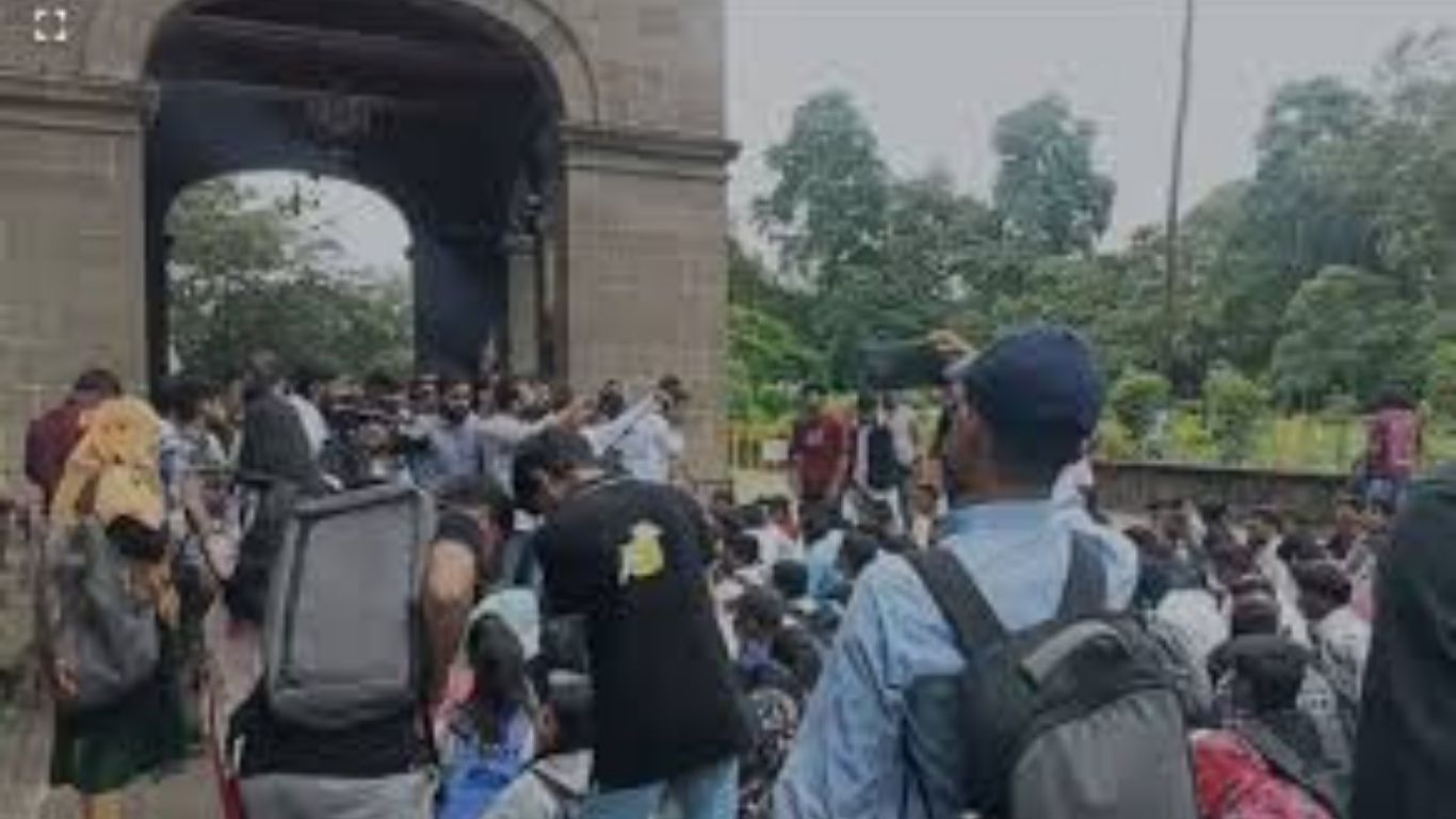 पुणे विद्यापीठात कॅरी ऑन प्रश्नावरून विद्यार्थ्यांचा आक्रोश; कुलगुरूंविरोधात घोषणाबाजी