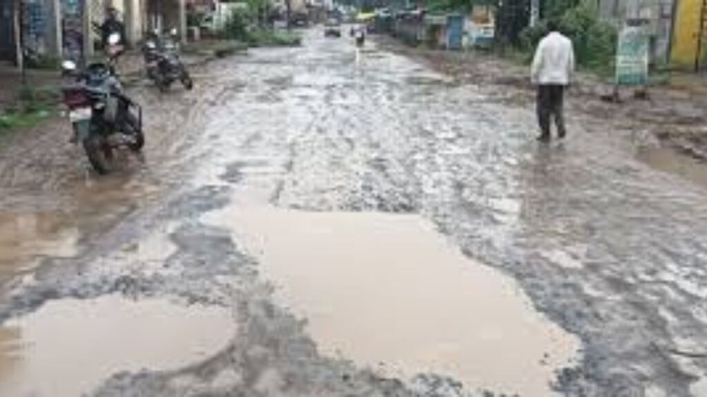 जळगावच्या पिळोदा खुर्द गावात रस्त्याअभावी चिखल तुडवत अंत्ययात्रा स्मशानापर्यंत