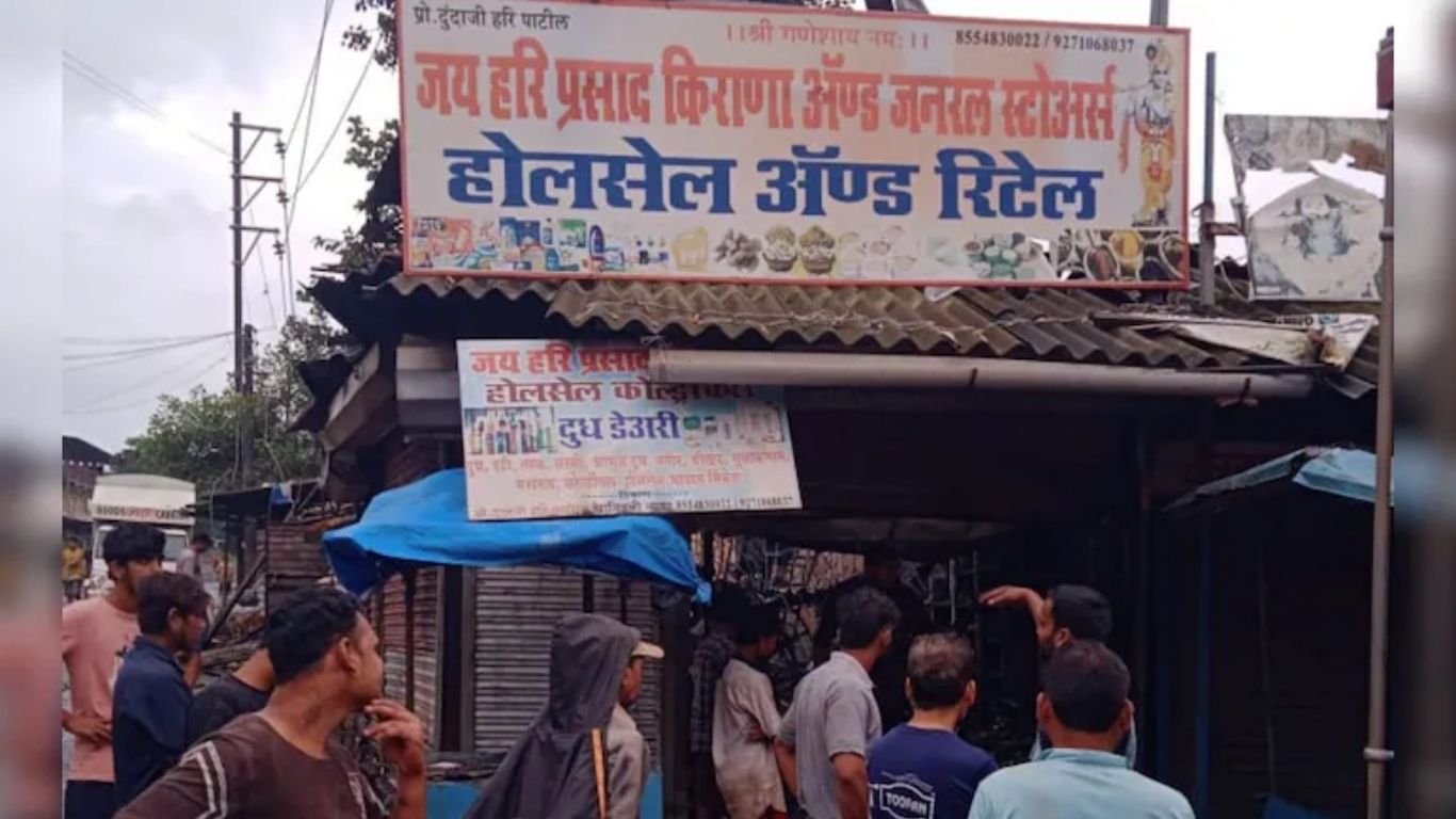 पालघरमध्ये धक्कादायक गुन्हा: चोरीच्या तक्रारीनंतर दुकान पेटवले, आरोपी फरार