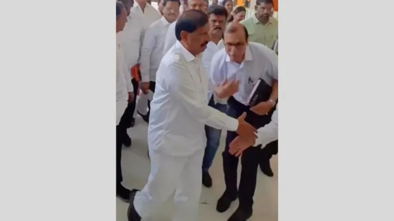 नवी मुंबई महापालिकेचे वरिष्ठ अधिकारी मंत्रीपुढे लोटांगण: व्हिडीओ व्हायरल, वर्तनावर टीकेचा भडिमार