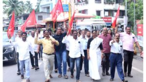 स्मार्ट मीटरविरोधात महावितरण कार्यालयासमोर ठिय्या आंदोलन; शेकापचा आक्रमक लढा यशस्वी