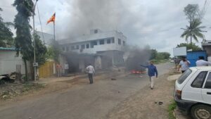 यवत गावात आक्षेपार्ह पोस्टनंतर धार्मिक तणाव उफाळला. आठवड्याचा बाजार बंद, गाड्या जाळल्या, मशिदीची तोडफोड