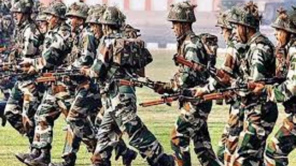 मद्यधुंद आर्मी जवानाचा थरकाप – ३० लोकांचे प्राण धोक्यात, जमावाने भर रस्त्यात चोपले