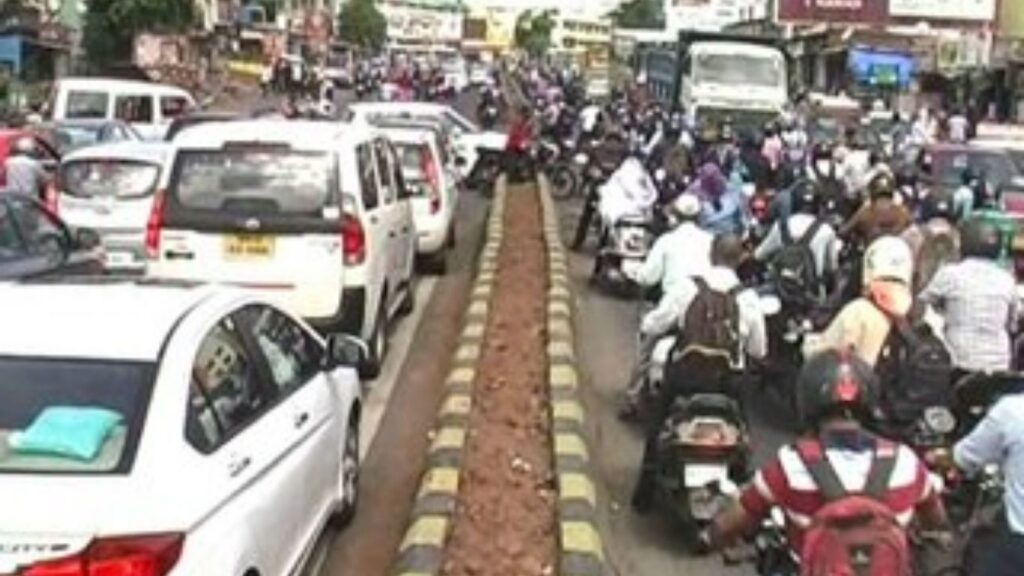 पिंपरी-चिंचवड वाहतूक कोंडीवर मोठा निर्णय; अवजड वाहनांवर बंदीच्या वेळेत २ तासांची वाढ