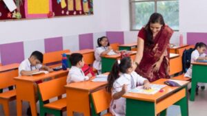 "विद्यालयातील निर्दयपणा: ११ विद्यार्थ्यांना विष देण्याचे कट रचला, मुख्याध्यापक हटवण्याचा डाव उघड"