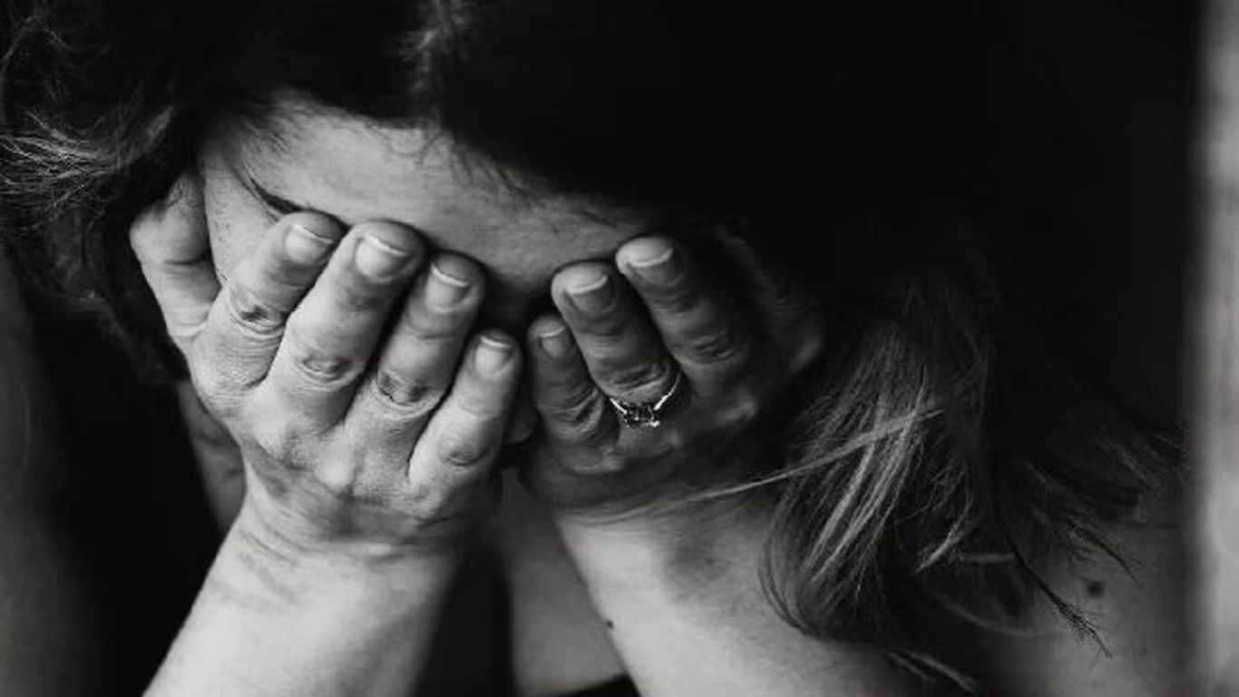 बायकोसमोरच मेहुणीवर बलात्कार; गर्भवती केल्यानंतर उघड झाला अमानुष प्रकार – आरोपी पती व पत्नी दोघेही अटकेत