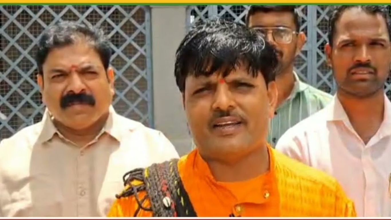 तुकाराम बाबा महाराजांकडून अन्नत्याग, पाचव्या दिवशीही उपोषण सुरु; प्रकृती खालावली, आंदोलक रस्त्यावर