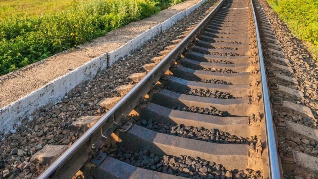 कोकण रेल्वेचे रूळ चोरून स्मशानभूमी बांधली; रेल्वे पोलिसांवर कारवाई टाळल्याचा आरोप