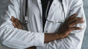 मोतीबिंदूच्या शस्त्रक्रियेनंतर 5 रुग्णांची दृष्टी गेली; डॉक्टरांवर गुन्हा दाखल