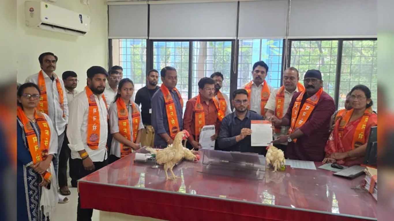 नागपूरमध्ये मनसेचं अनोखं आंदोलन – मनपा अधिकाऱ्यांना कोंबड्या भेट