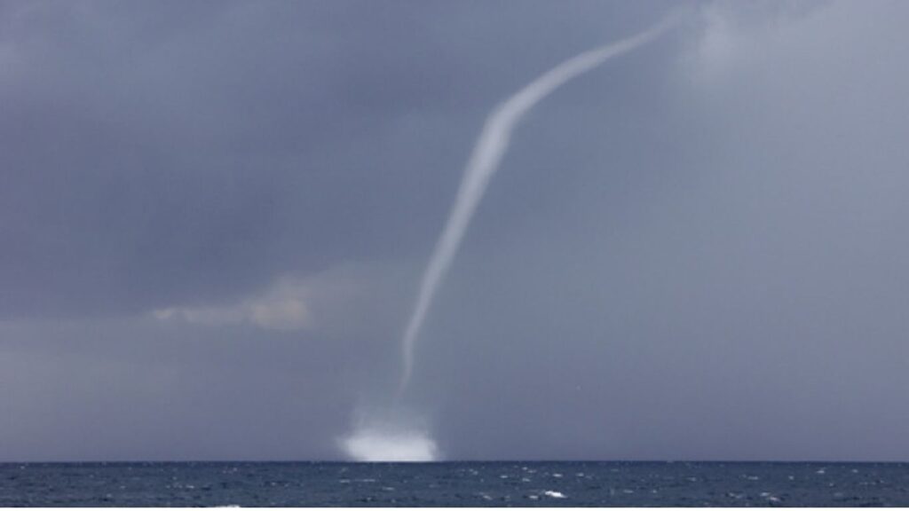 पाण्यावर फिरणाऱ्या वावटळीचं गूढ | Waterspout म्हणजे काय?