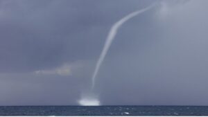 पाण्यावर फिरणाऱ्या वावटळीचं गूढ | Waterspout म्हणजे काय?
