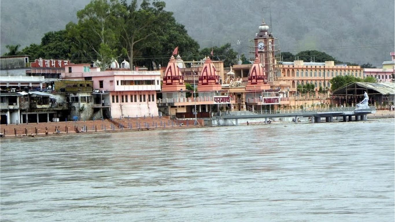 ₹500 मध्ये आश्रम, ₹50 मध्ये जेवण – कमी बजेटमध्ये ऋषिकेश ट्रिपचं परिपूर्ण नियोजन