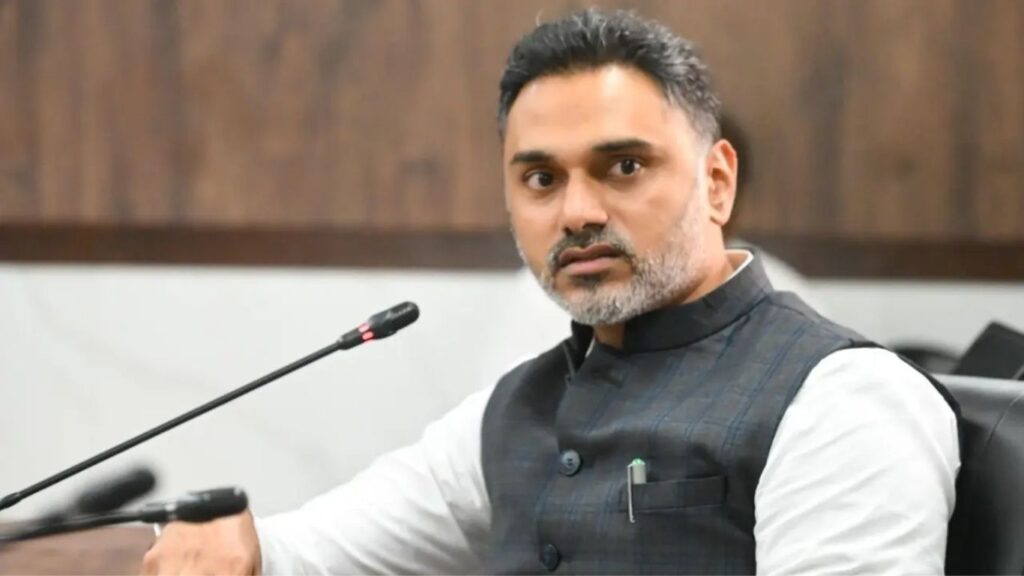 मुंबईत पोलीस ठाण्यांतील रोजंदारी सफाई कामगारांना किमान वेतन व थकबाकी देण्याचा निर्णय