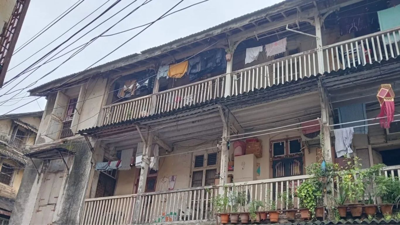 14 वर्षांपासून रखडलेल्या पुनर्विकासामुळे रहिवाशांचा न्यायालयात लढा