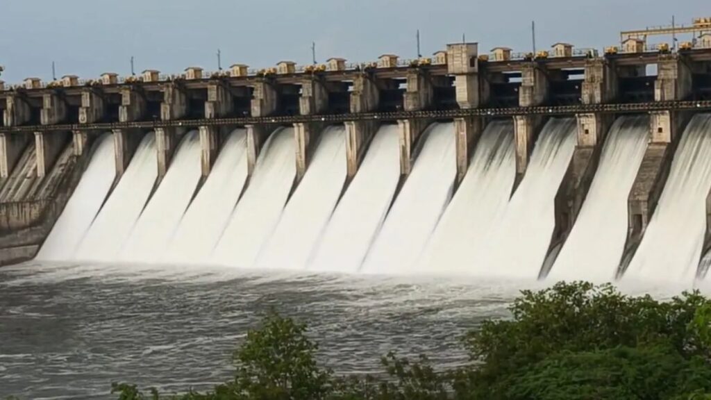 उजनी धरण काठोकाठ भरले; भीमा नदीत 45 हजार क्युसेक विसर्ग, नदीकाठच्या गावांना सतर्कतेचा इशारा