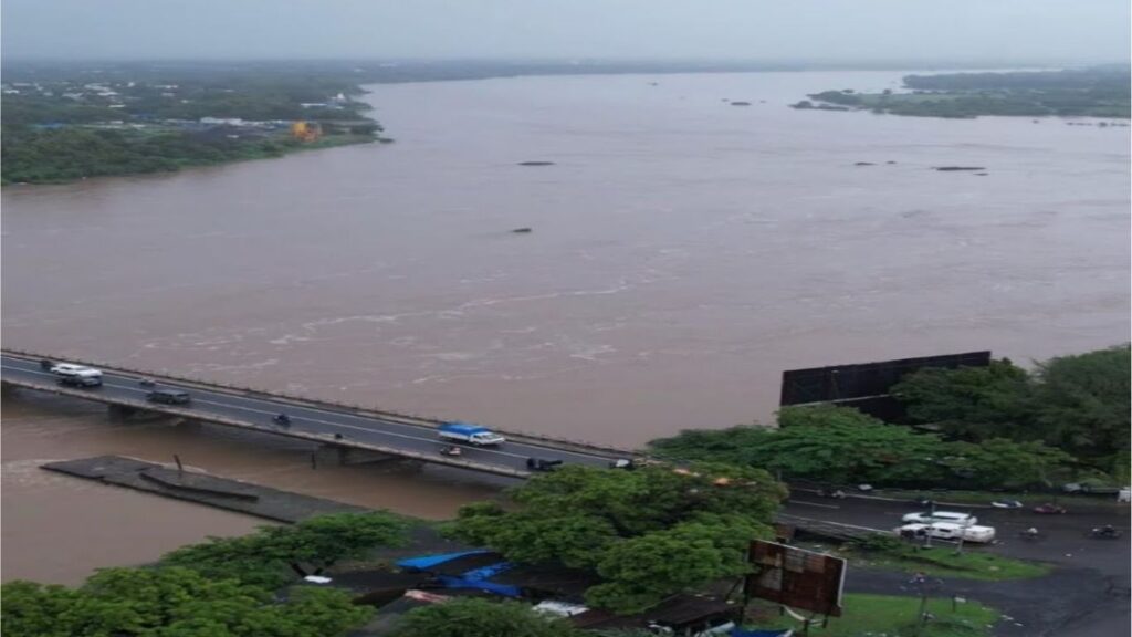 पूर्णा नदीत भरावामुळे पूरस्थितीचा धोका; महामार्ग पुलाच्या कामावर प्रश्नचिन्ह
