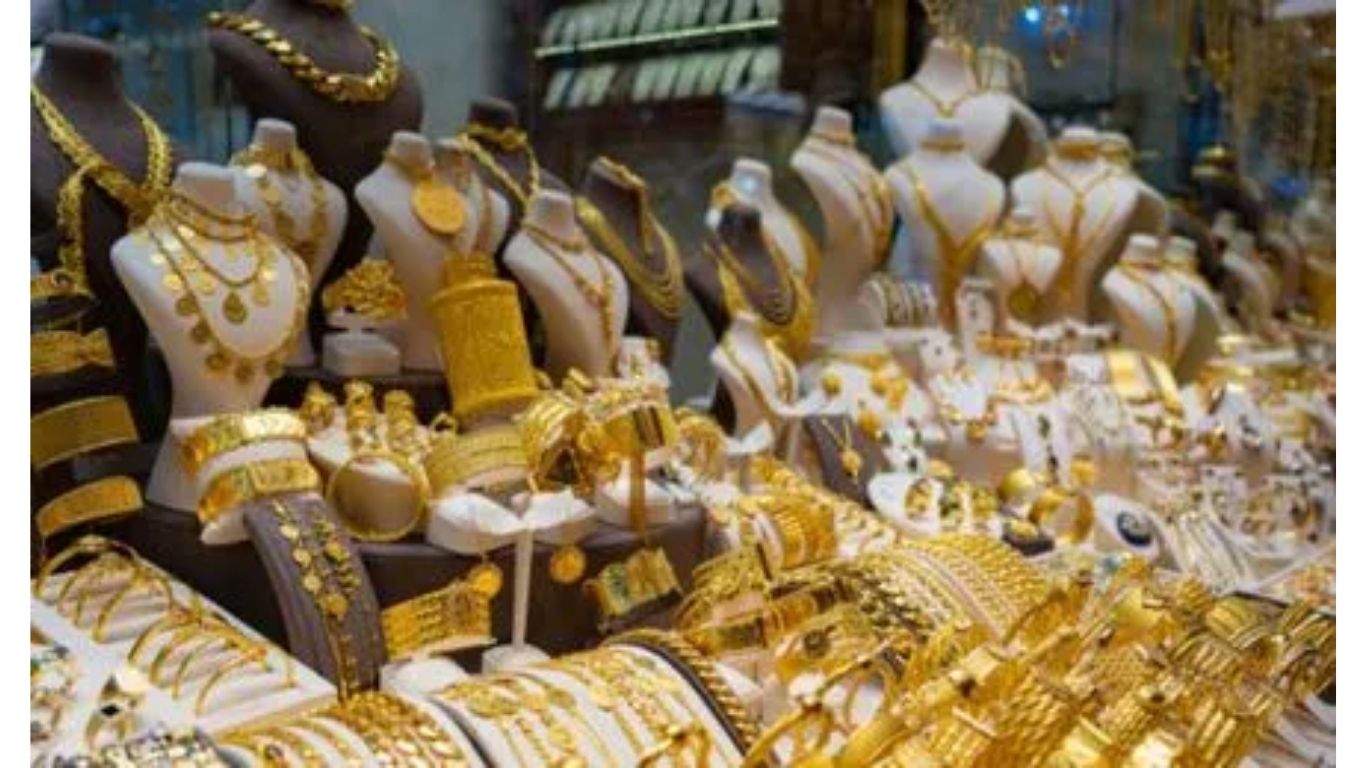 सोन्याच्या किंमती घसरल्या, चांदीचे दर गगनाला भिडले – जाणून घ्या आजचे ताजे रेट